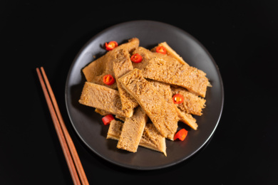 一盘酱牛肚摆放在黑色背景上特写
