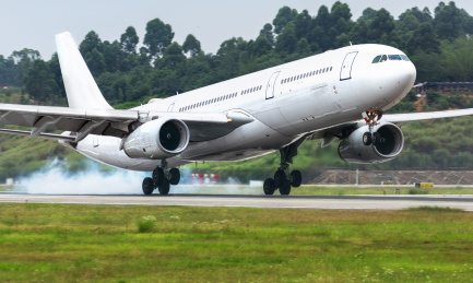 跑道上正在降落的民航客机