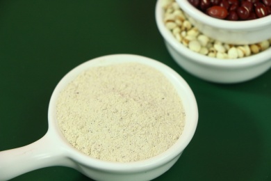 在杯子里冲红豆薏米粉