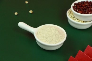 在杯子里冲红豆薏米粉