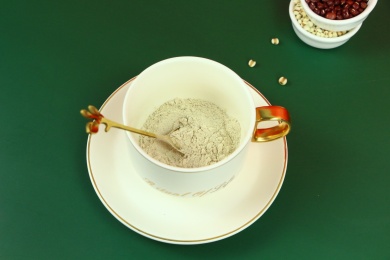 在杯子里冲红豆薏米粉