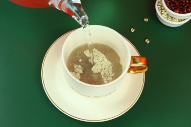 在杯子里冲红豆薏米粉