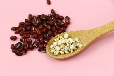 在杯子里冲红豆薏米粉