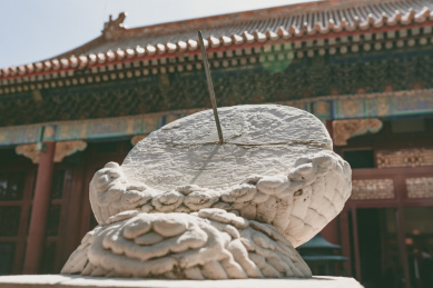 中国北京故宫的日晷仪在阳光下显示着时间