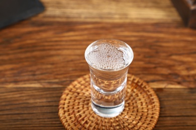 深色木板上的杯中白酒