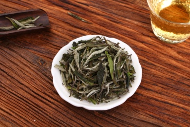 在木板上的茶杯