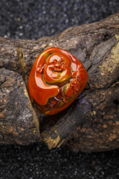 使用传统工艺精美雕刻的玉石玛瑙工艺品