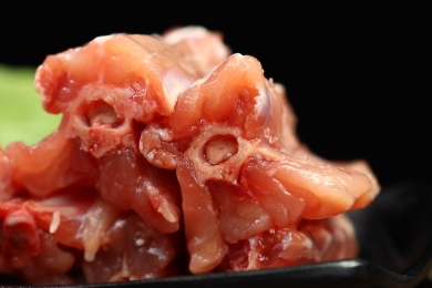 在木板上的生兔肉