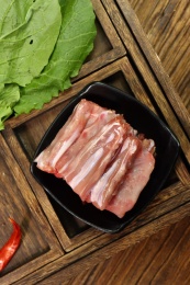 在木板上的生兔肉