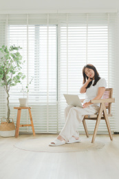 女生手摸脖子放松颈椎