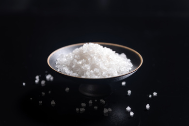 食盐特写黑色背景
