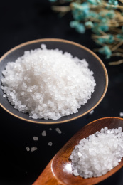 食盐特写黑色背景