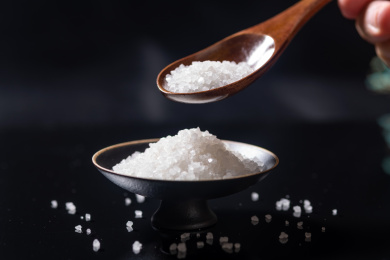 食盐特写黑色背景