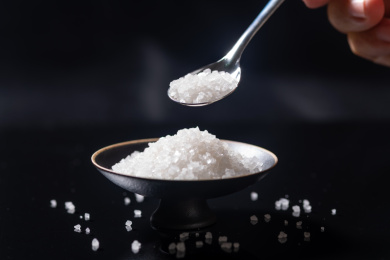 食盐特写黑色背景