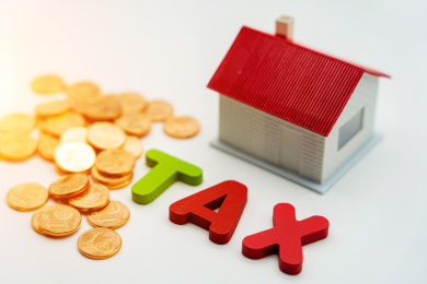 计算器上的TAX文字和硬币，税务税收概念