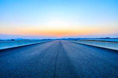夏季空旷干净的沥青道路和天空背景