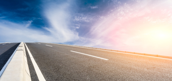 夏季空旷干净的沥青道路和天空背景