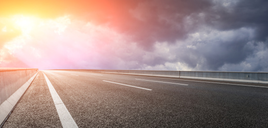 夏季空旷干净的沥青道路和天空背景
