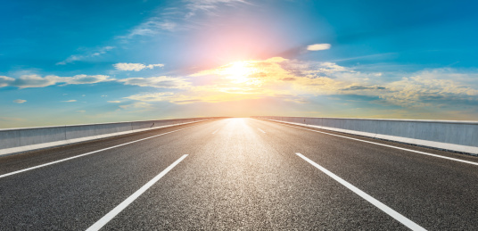 夏季空旷干净的沥青道路和天空背景