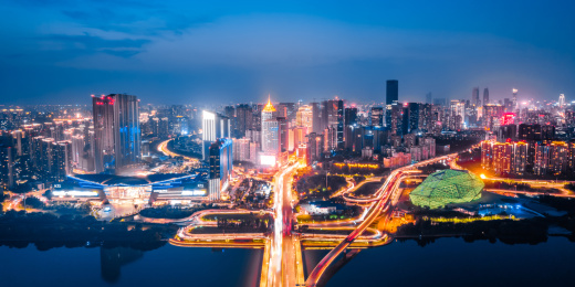 中国辽宁沈阳盛京剧院和浑河沿岸城市天际线