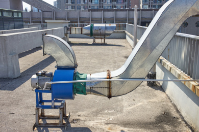 建筑天台上使用白铁制作的通风管道设施