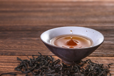 茶水滴落在红茶茶碗里