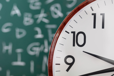 黑板前的闹钟时间概念