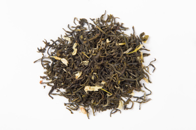 白色背景上的茉莉花茶叶