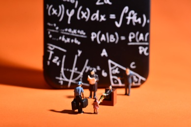 微缩创意摄影在黑板前面的学生