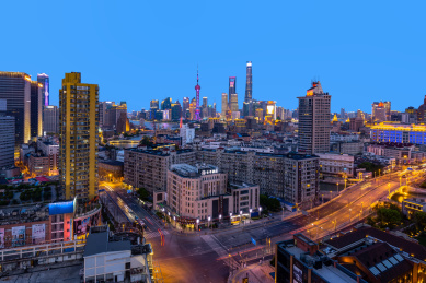 上海苏河湾俯瞰陆家嘴城市风光蓝调夜色全景