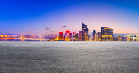 空旷的的赛车场道路和现代城市天际线