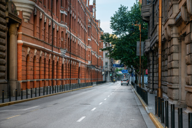 中国上海老街道的红色欧式老建筑