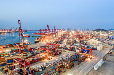 航拍中国山东省青岛前湾港码头