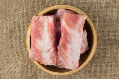 亚麻布上新鲜的猪肋排