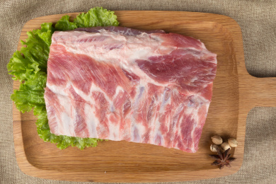 亚麻布上新鲜的猪肋排