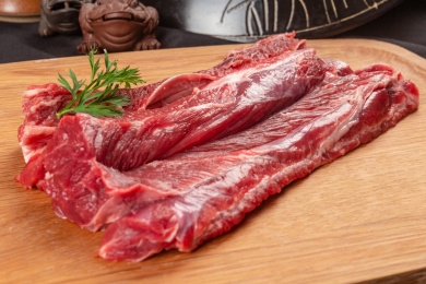 木托盘上的新鲜牛肉牛腩生鲜