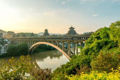 中国广西柳州三江风雨桥日落夕阳风光