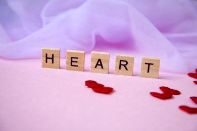 用木质积木砌成的字母单词heart