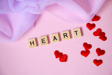 用木质积木砌成的字母单词heart