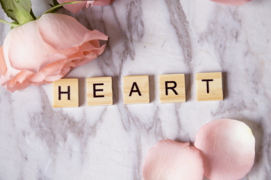 用木质积木砌成的字母单词heart
