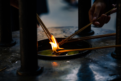 佛教寺庙里的烧香特写