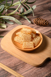 桌面上的盘子里的美味可口的芝麻牛皮糖
