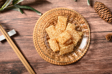 桌面上的盘子里的美味可口的芝麻牛皮糖