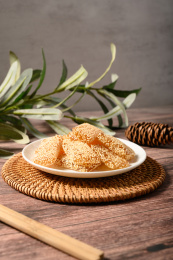桌面上的盘子里的美味可口的芝麻牛皮糖