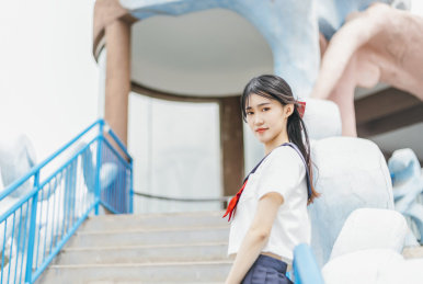 公园里穿着JK水手制服的女孩