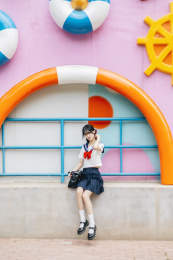 公园里穿着JK水手制服的女孩