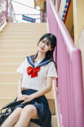 公园里穿着JK水手制服的女孩