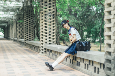 公园里穿着JK水手制服的女孩