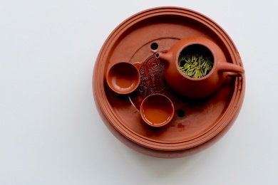 一套紫砂壶茶具茶水在白色的桌面上