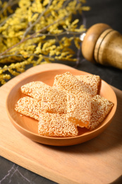 桌面上的盘子里的美味可口的芝麻牛皮糖